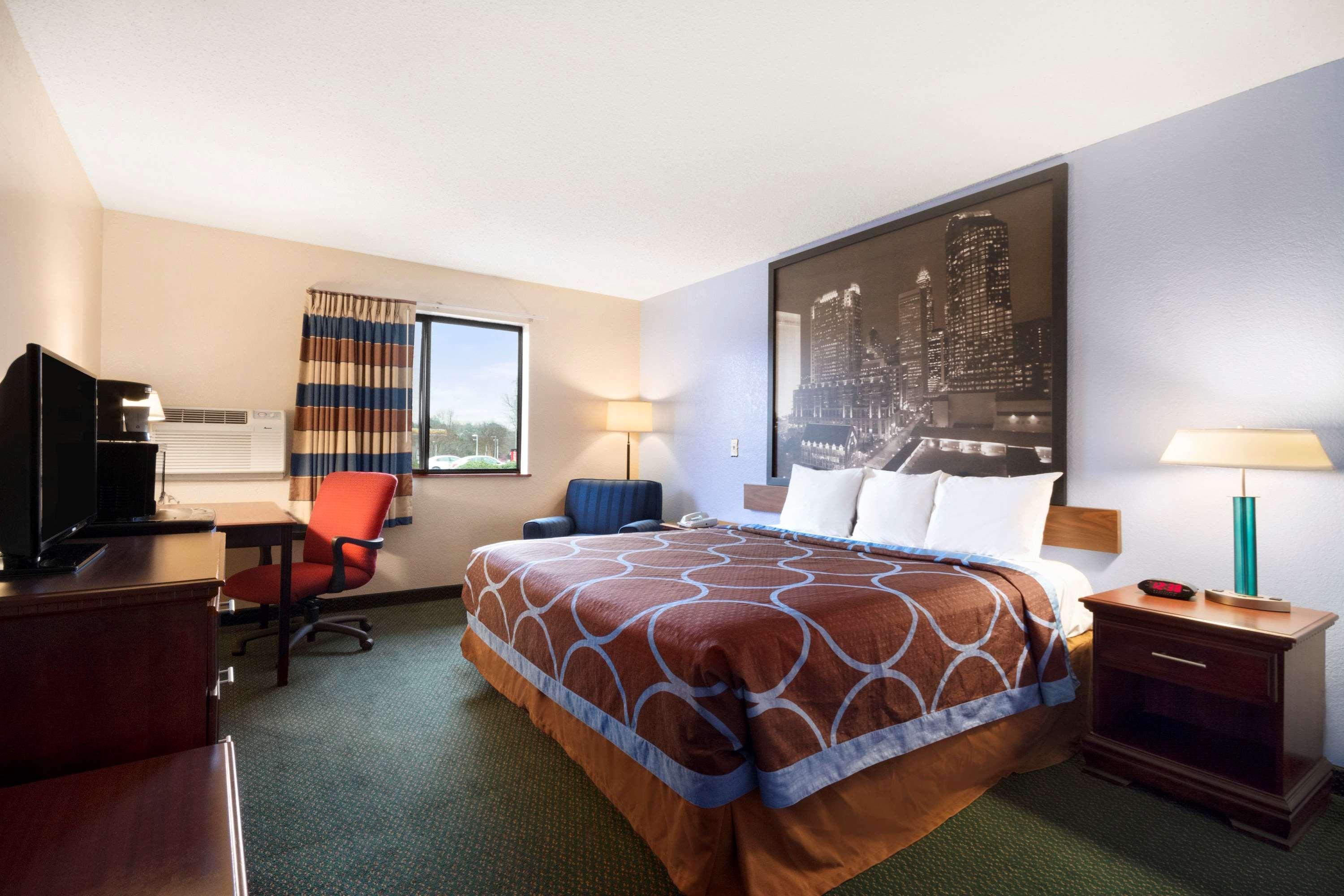 Super 8 By Wyndham Charlotte University Exterior photo
